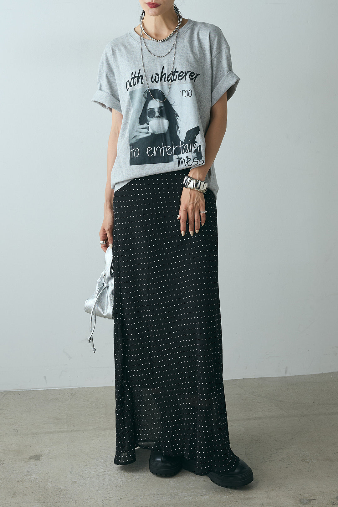 [SET]モノトーンフォトプリントTシャツ+マルチ柄シアースカート(2set)