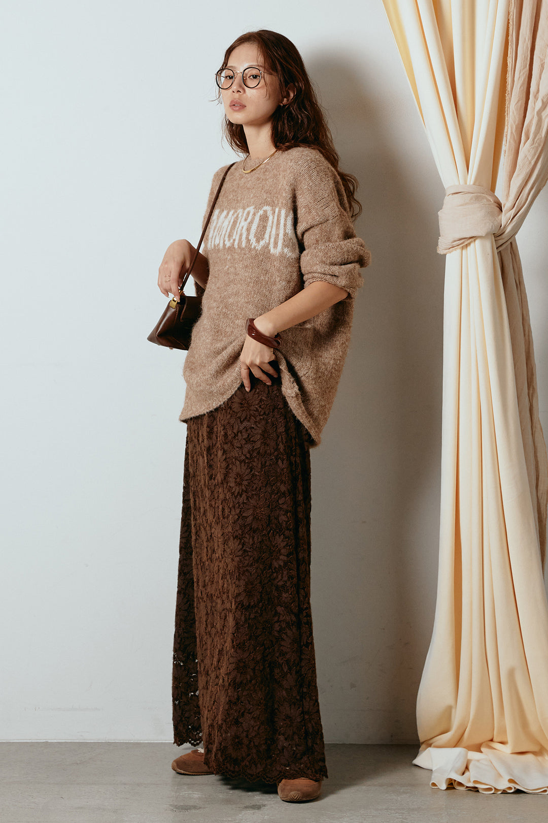 [SET]フロントロゴデザインニットトップス+花柄刺繍ベロアフレアスカート(2set)