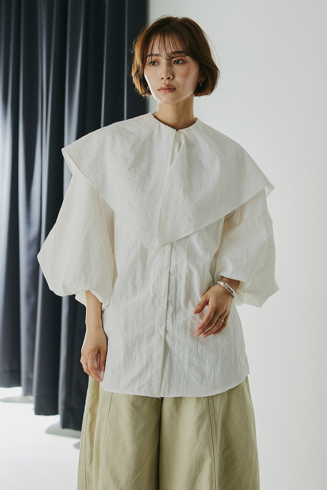 [SET]ケープカラーナイロンブラウス+配色ショルダーデニムサロペットスカート(2set)