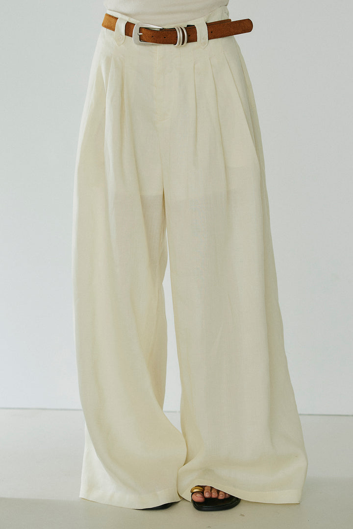 タック入りワイドパンツ