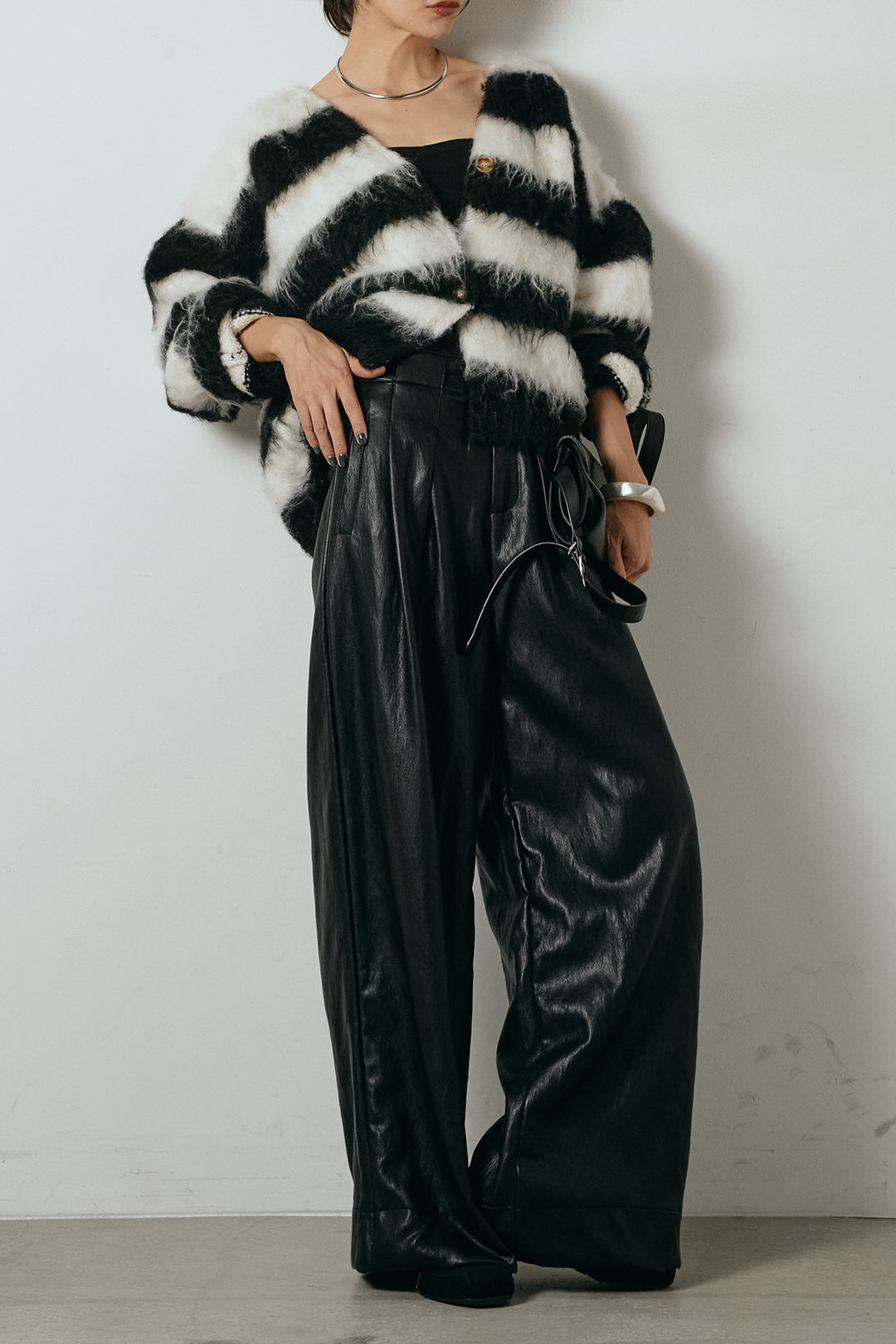 [SET]シャギーボーダー柄ニットカーディガン+ベルト付きレザーライクタックパンツ(2set)