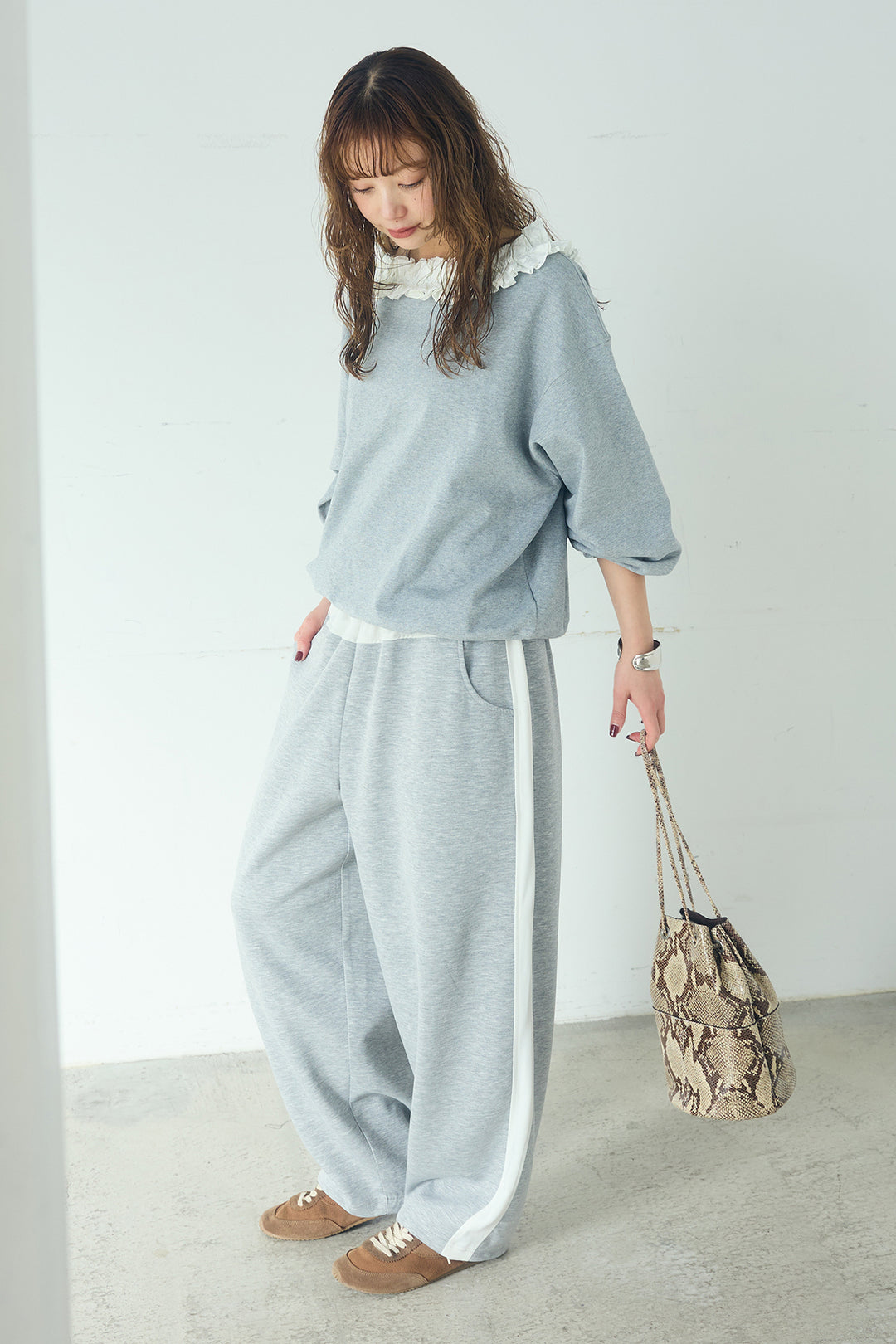 [SET]ネックギャザーフリルスウェット+異素材切り替えスウェットパンツ(2set)