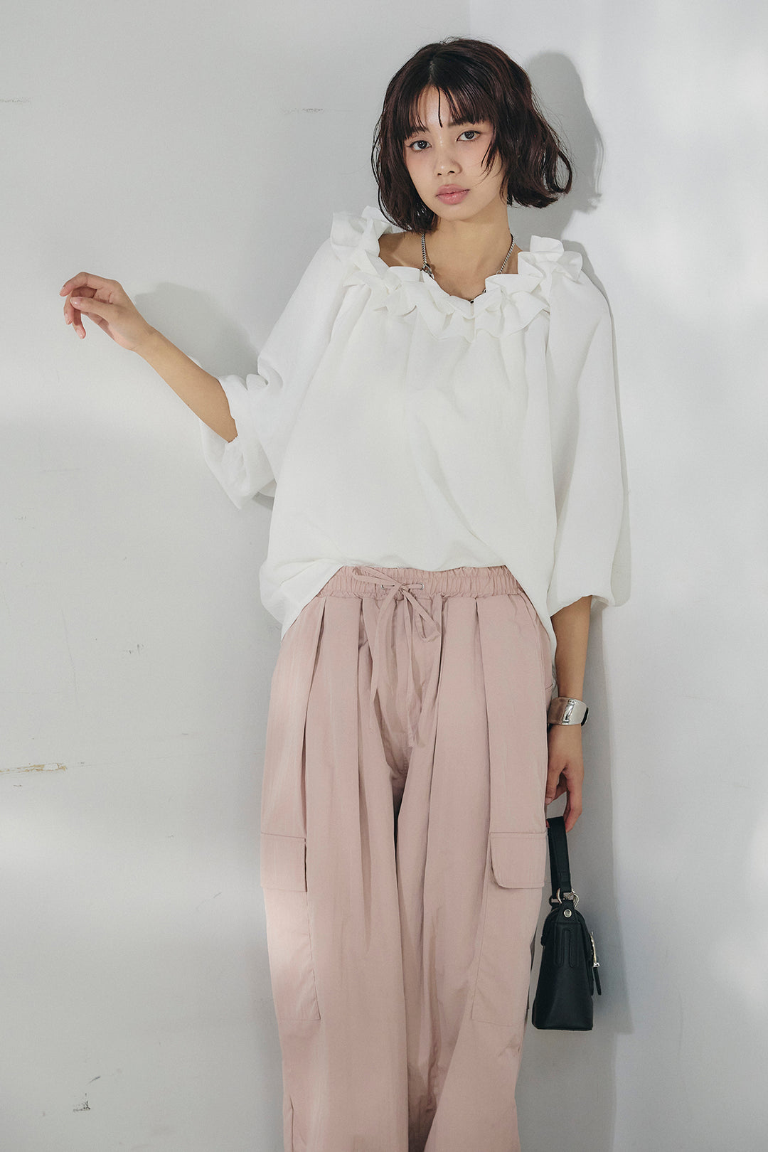 [SET]ネックフリルデザインブラウス+撥水ジョガーパンツ(2set)
