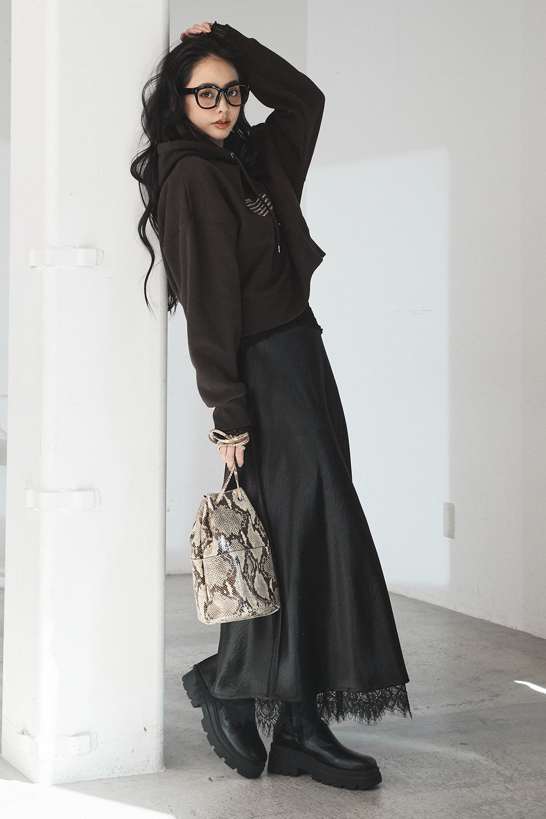 [SET]裏起毛レタリング刺繍フーディショートプルオーバー+ストレッチレースクルーネックインナー(2set)