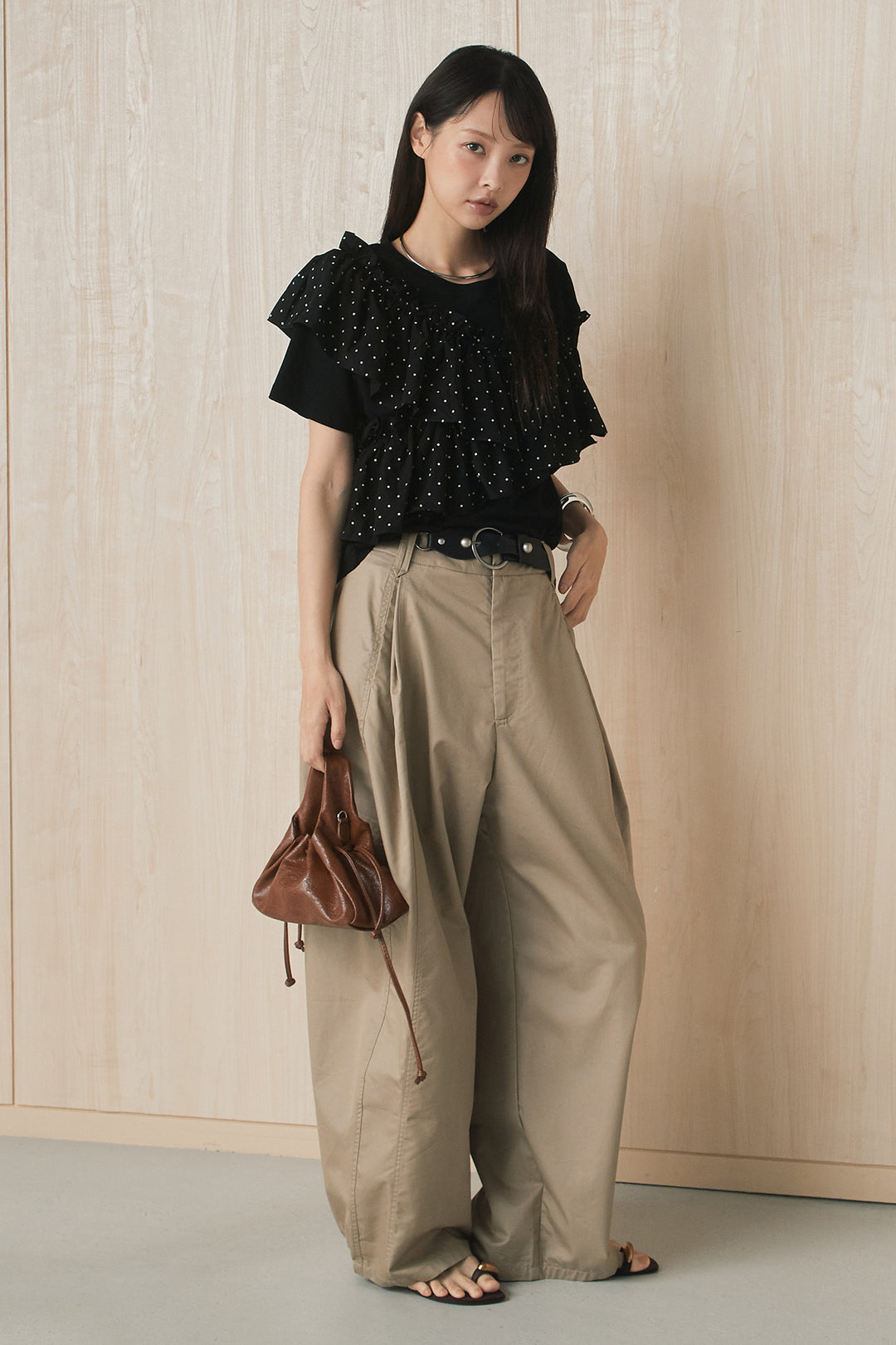 [SET]ドットアシメフリルデザインTシャツ+サークルバックルベルト付きタックワイドパンツ(2set)