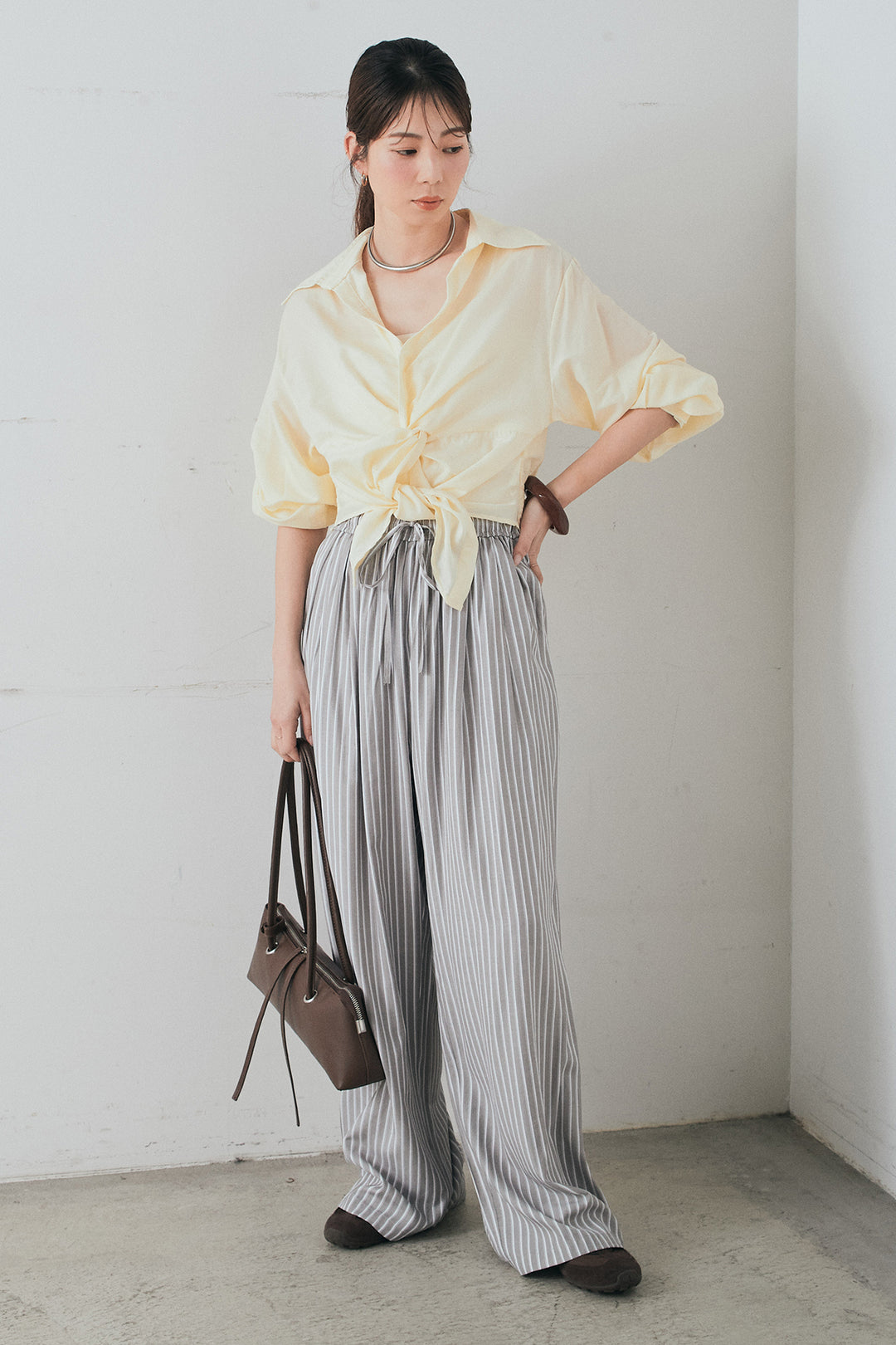 [SET]裾巻きツイストデザインシャツ+レーヨンストライプイージーワイドパンツ(2set)