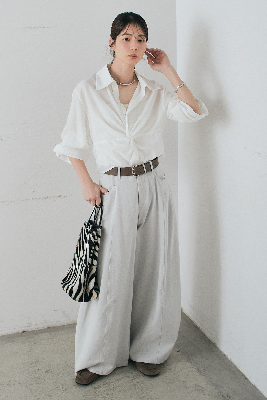 [SET]裾巻きツイストデザインシャツ+ベルト付きサイドタックワイドパンツ(2set)