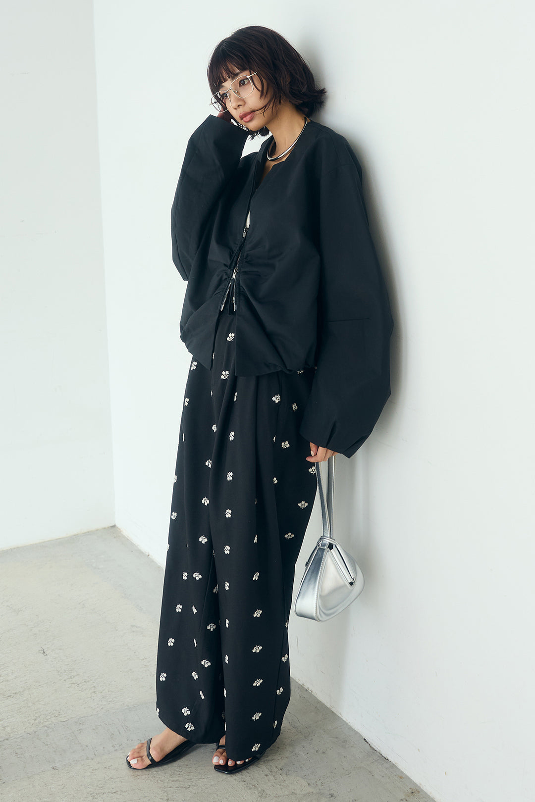 [SET]ノーカラーフロントギャザージップアウター+花柄刺繍ツイルタックパンツ(2set)