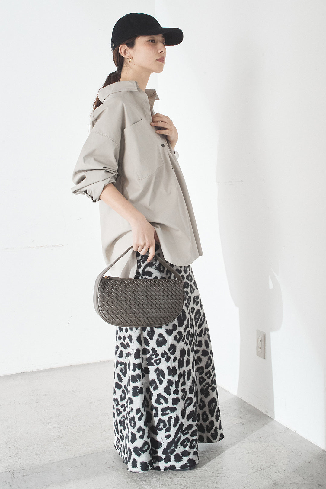 [SET]ウォッシャブルエコレザービックカフスシャツ+レオパードサテンナロースカート(2set)