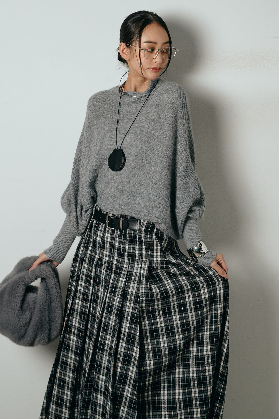 [SET]ポンチョシルエット透かしニットトップス+ベルト付きタータンチェックプリーツスカート(2set)