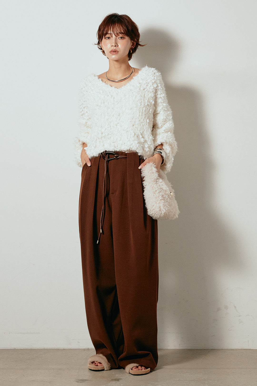 [SET]深Vネックチョウチョヤーンニットトップス+細フェイクレザーベルト付きワイドタックパンツ(2set)