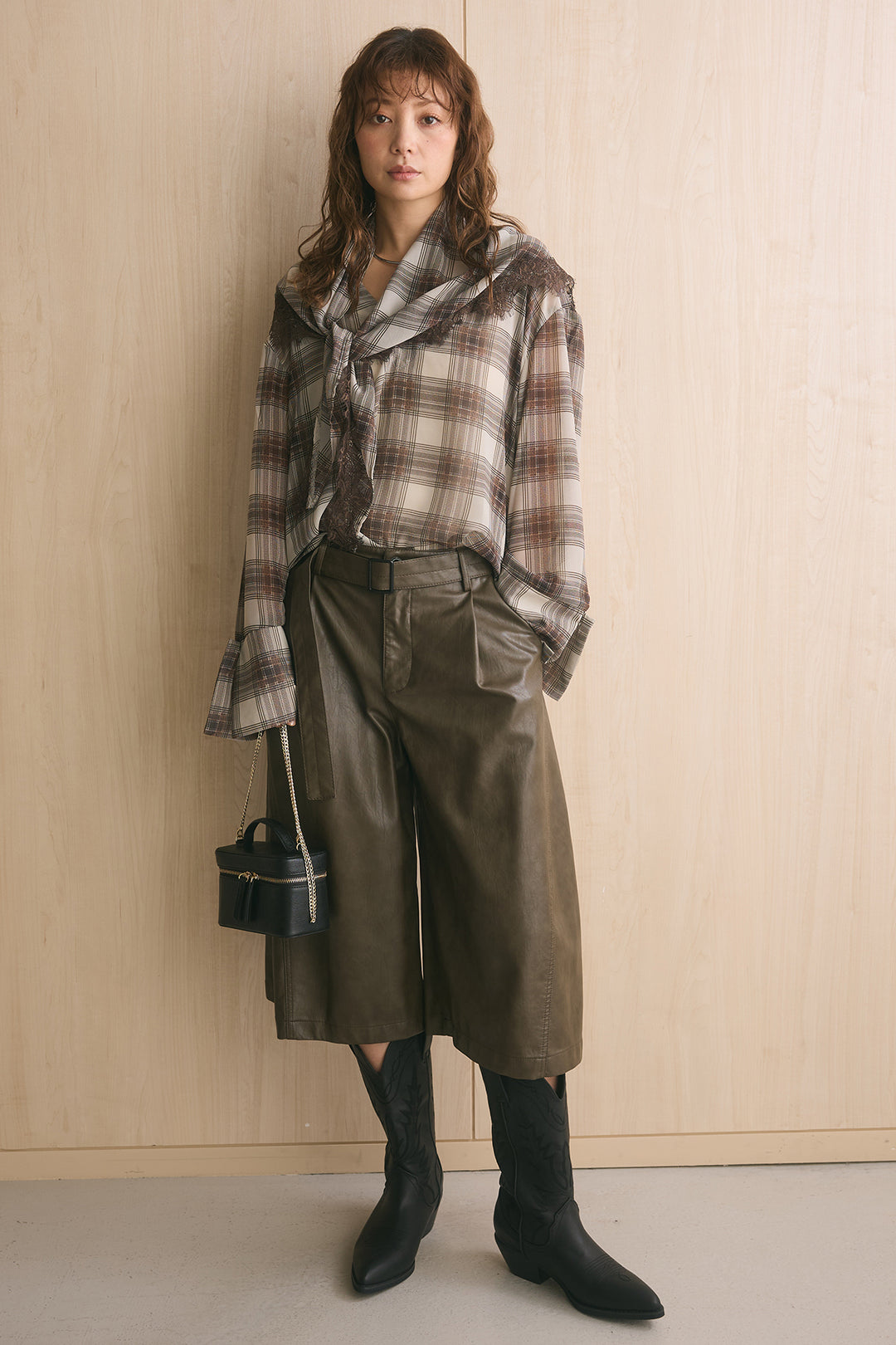 [SET]Vネックオンブレチェックシャツ+ベルト付きレザーライクタックハーフパンツ(2set)