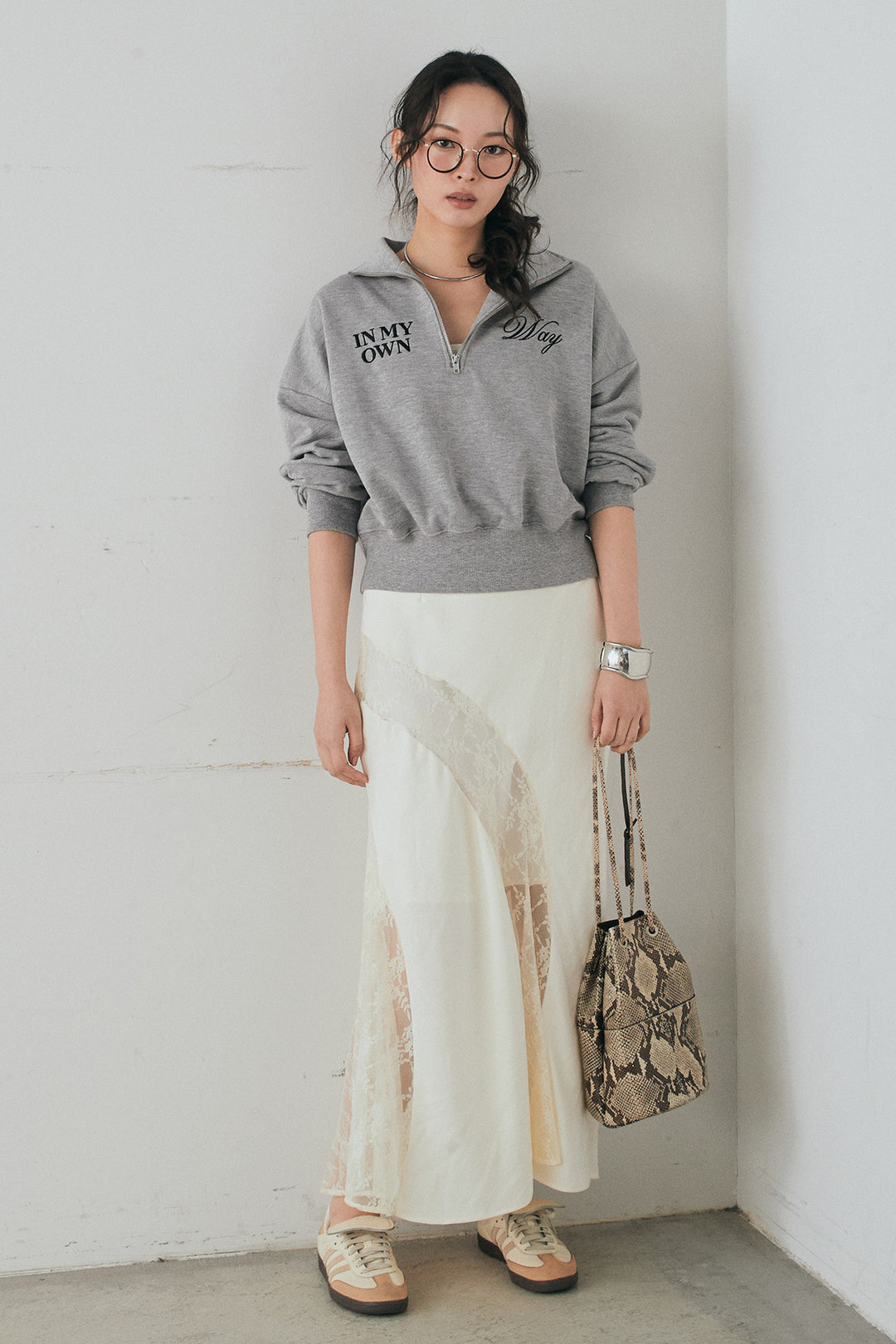 [SET]裏毛ロゴ刺繍ハーフZIPスウェット+刺繍レースデザインサテンスカート(2set)