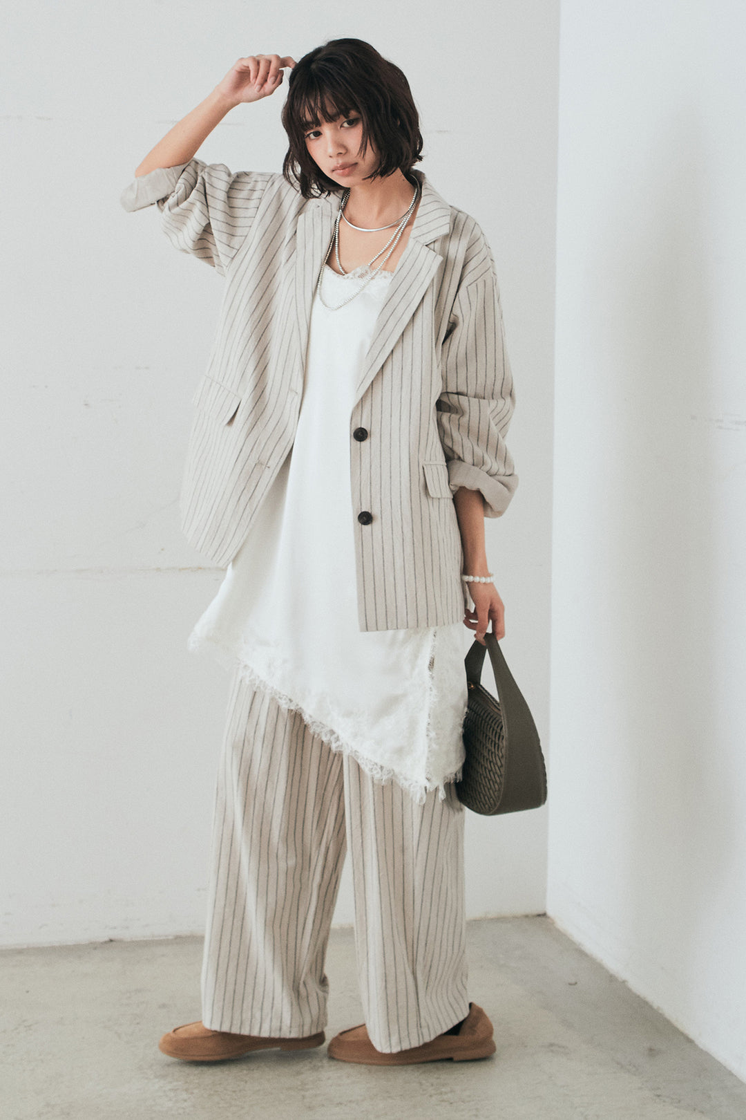 [SET]リネンライクストライプテーラードジャケット+リネンライクストライプタックイージーパンツ+サテンレースアシメキャミ(3set)