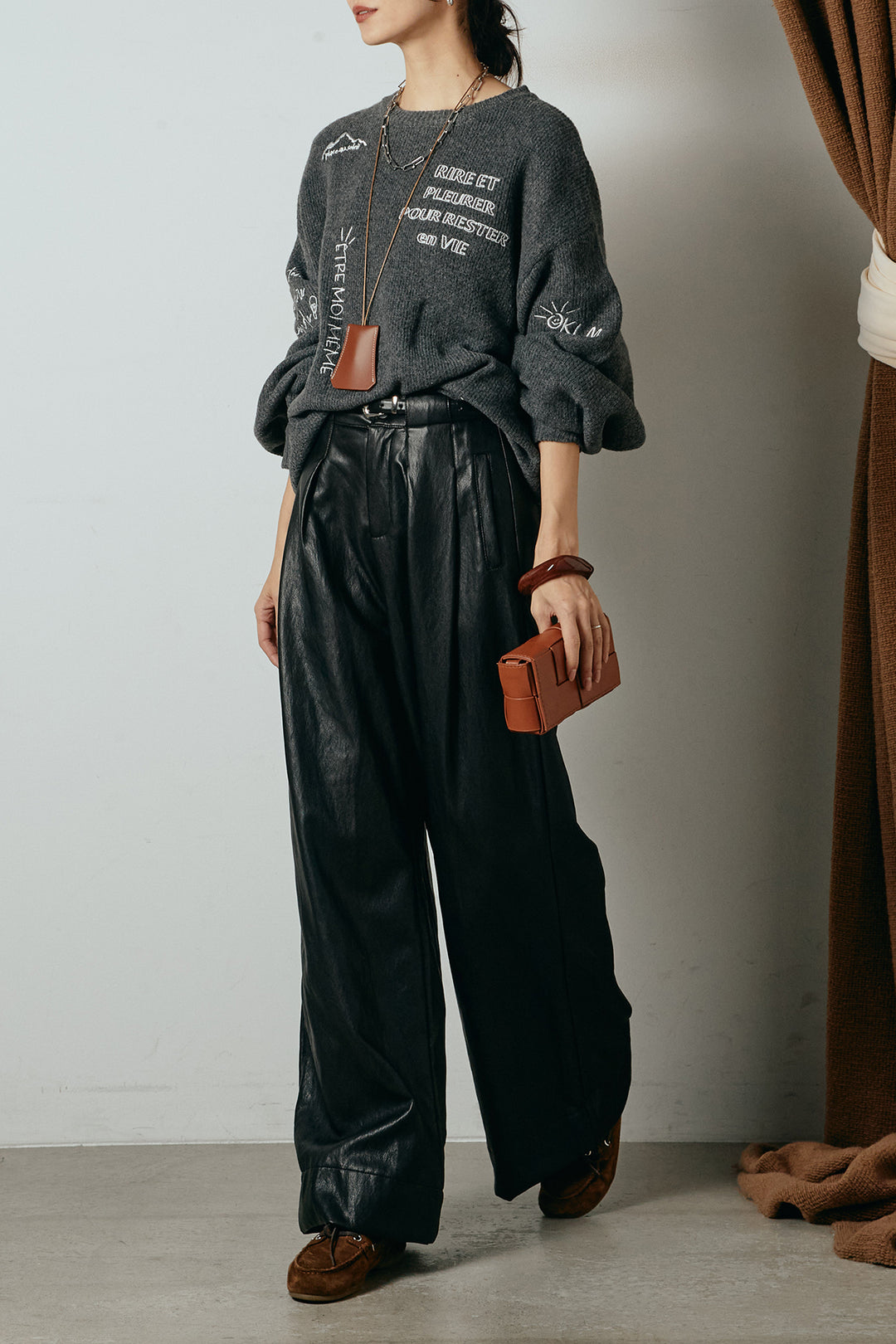 [SET]刺繍ロゴランダムデザインニットトップス+ベルト付きレザーライクタックパンツ(2set)