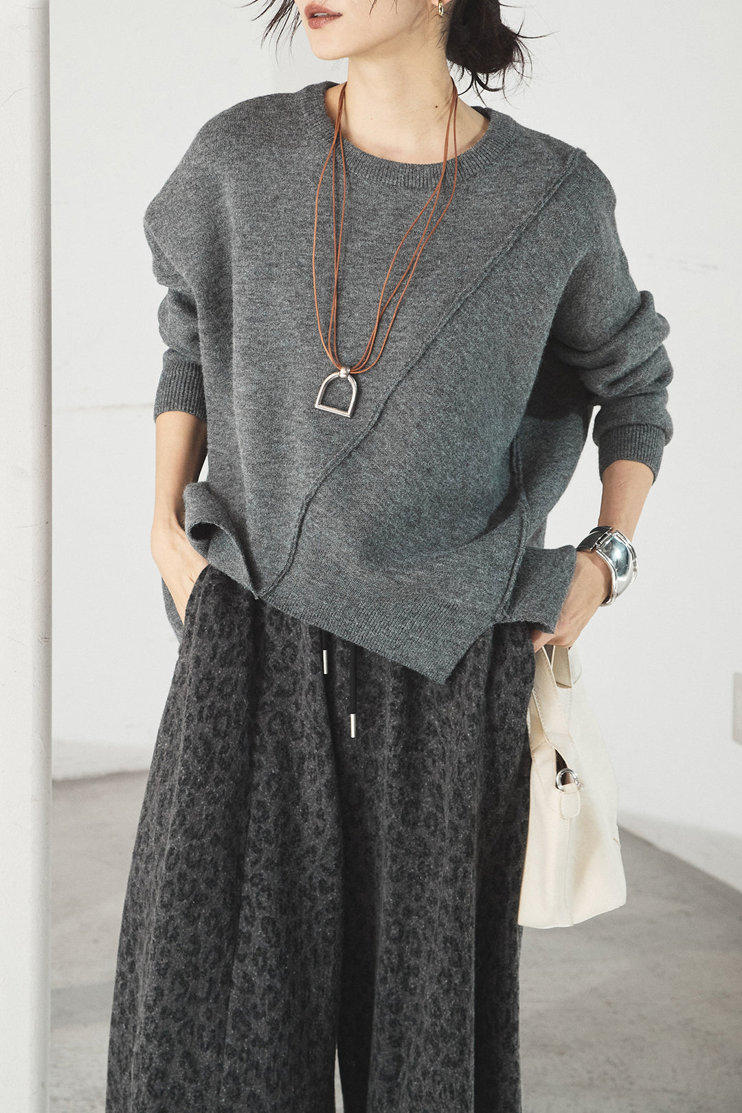 [SET]アシンメトリーデザインニットトップス+リラックスレオパード柄ワイドパンツ(2set)