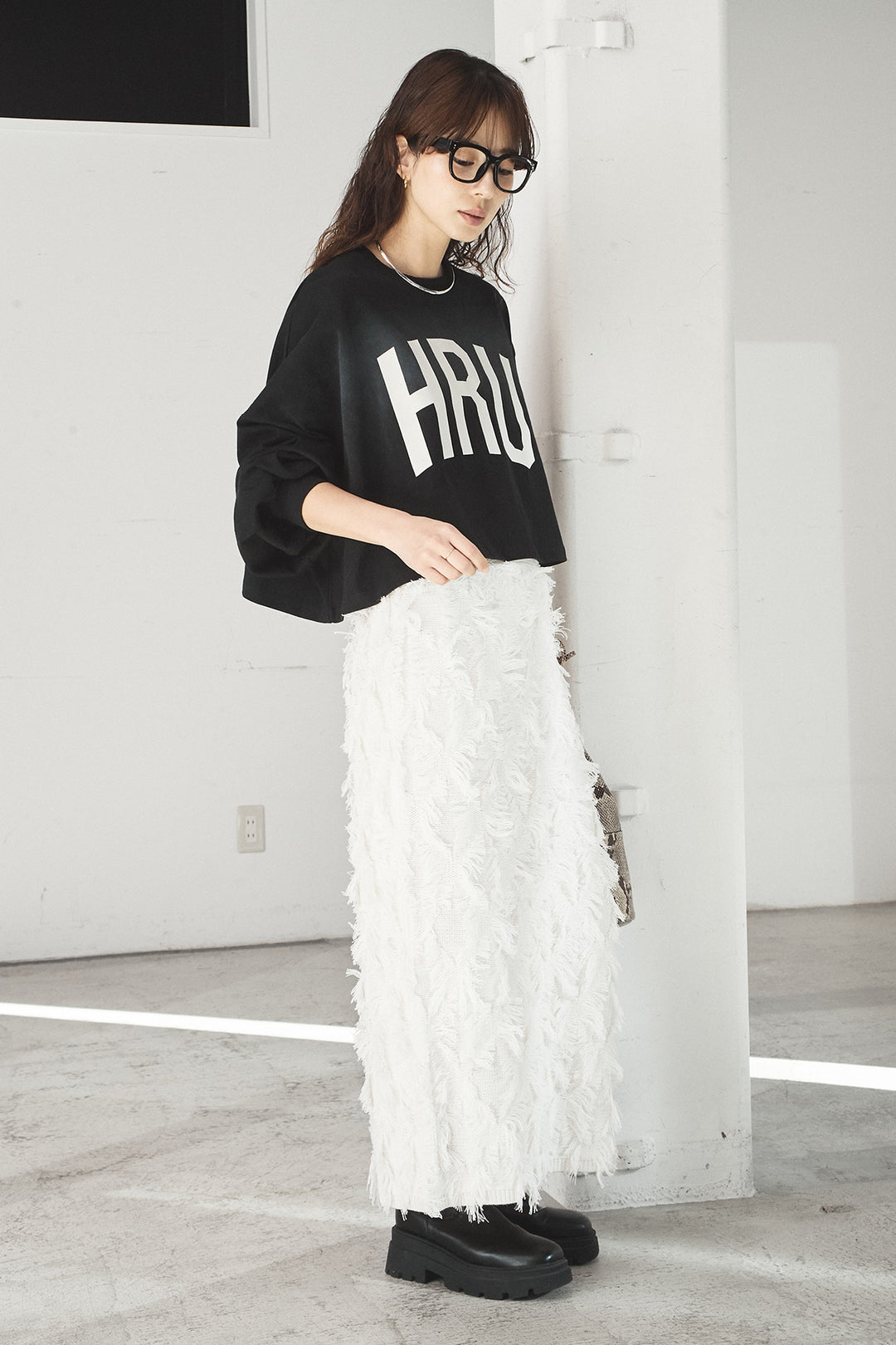 [SET]ビッグロゴHRU袖ボリュームトップス+カットフリンジニットタイトスカート(2set)