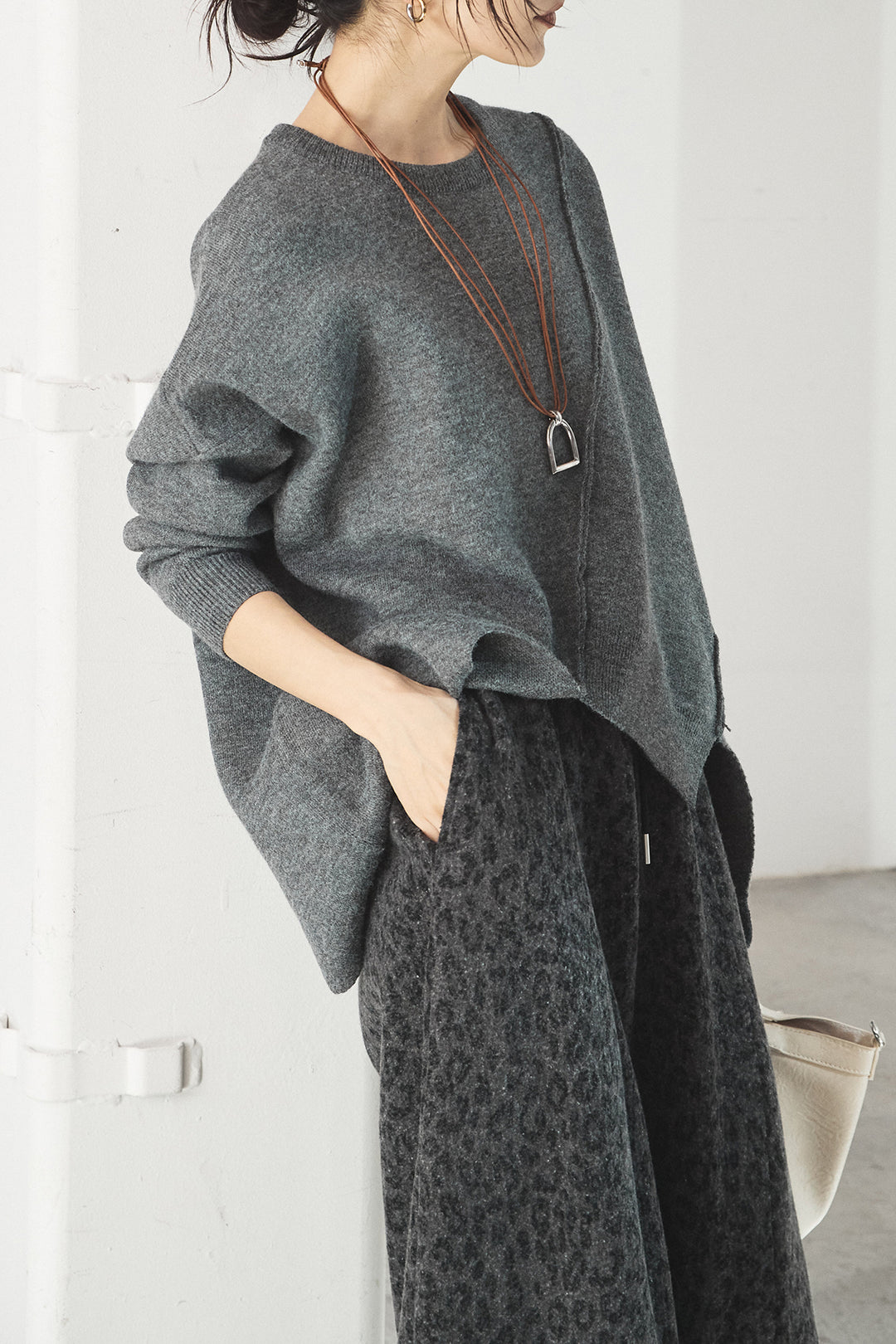 [SET]アシンメトリーデザインニットトップス+リラックスレオパード柄ワイドパンツ(2set)