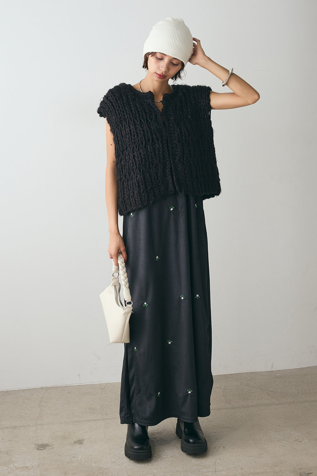 [SET]ハンドニットロービングベスト+小花刺繍ベロアキャミワンピース(2set)