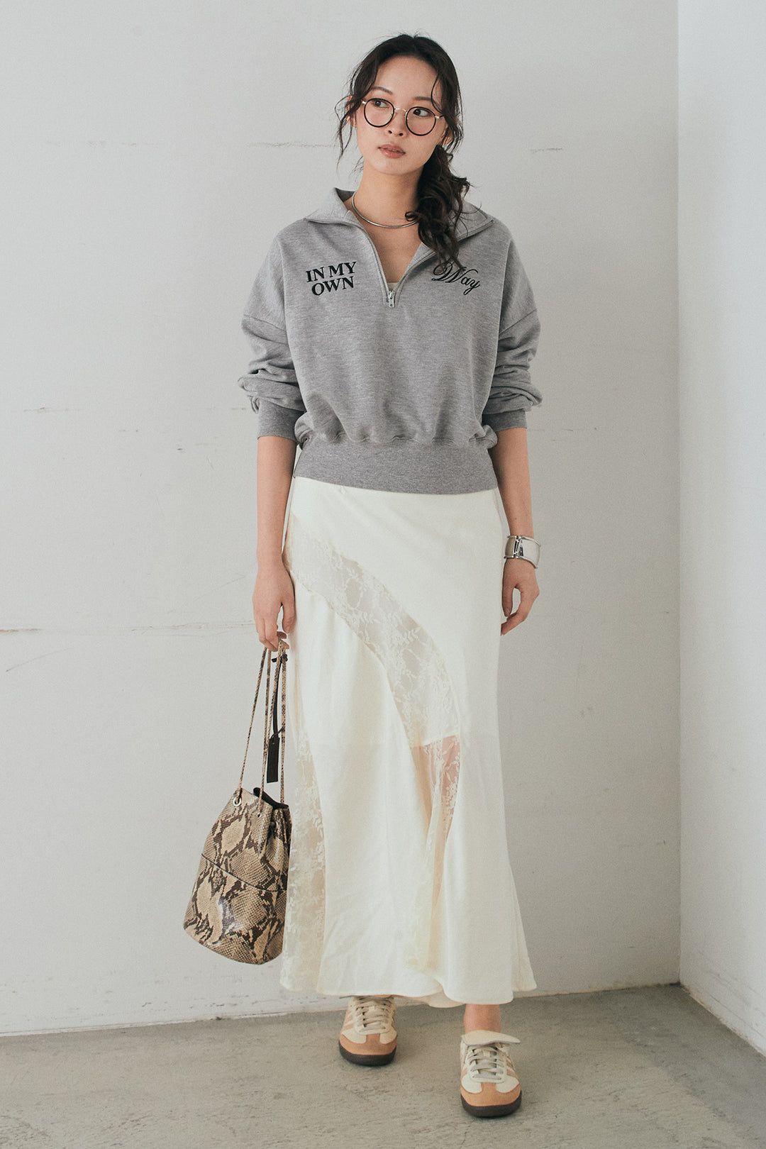 [SET]裏毛ロゴ刺繍ハーフZIPスウェット+刺繍レースデザインサテンスカート(2set)