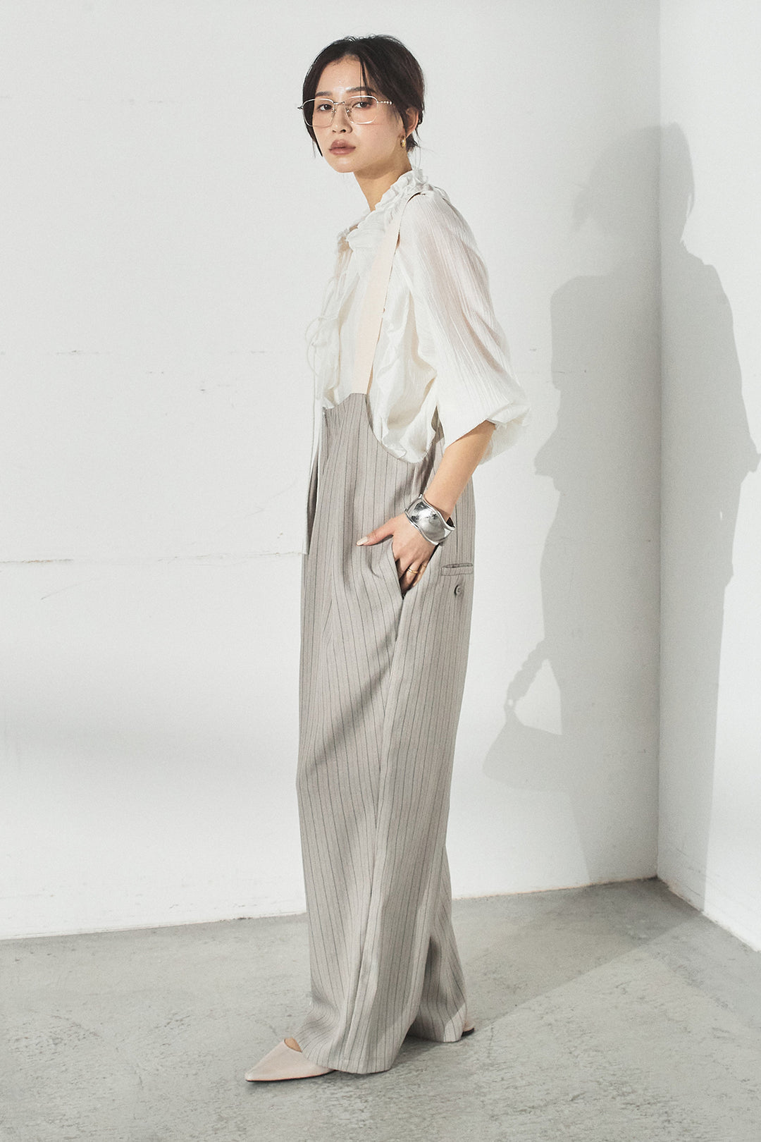 [SET]フロントリボンフリルブラウス+ピンストライプツータックサロペット(2set)