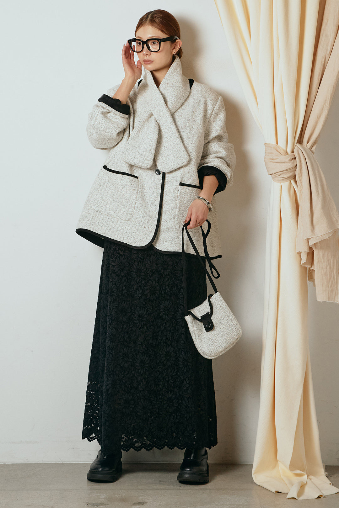 [SET]ノーカラーマフラーバッグ付きアウター+花柄刺繍ベロアフレアスカート(2set)