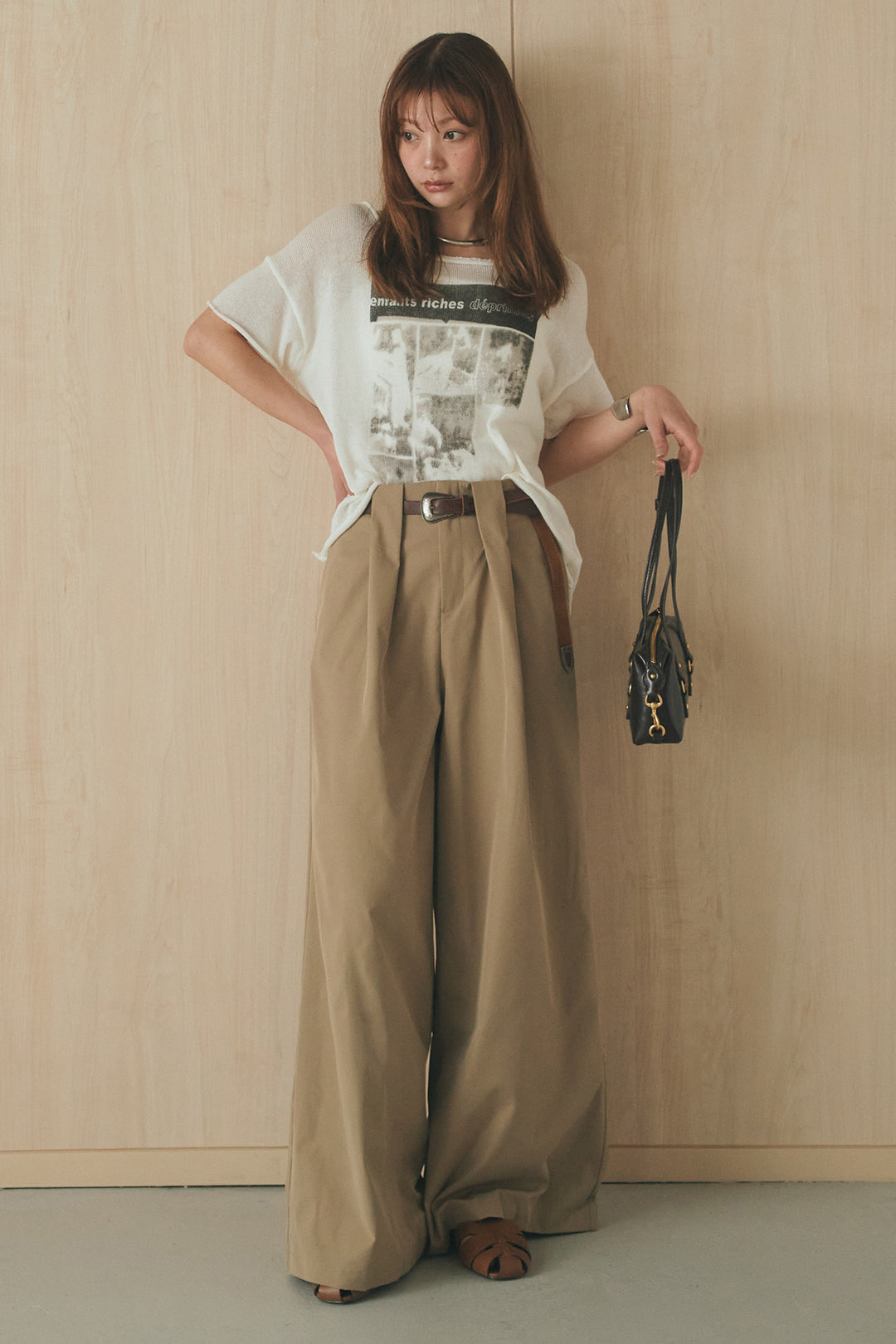 [SET]半袖モノトーングラフィックトップス+ベルトループデザインハイウエストタックパンツ(2set)