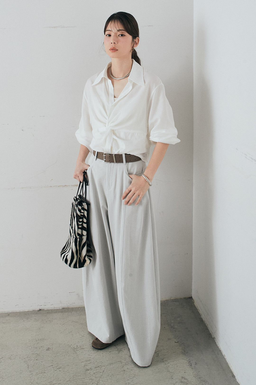 [SET]裾巻きツイストデザインシャツ+ベルト付きサイドタックワイドパンツ(2set)