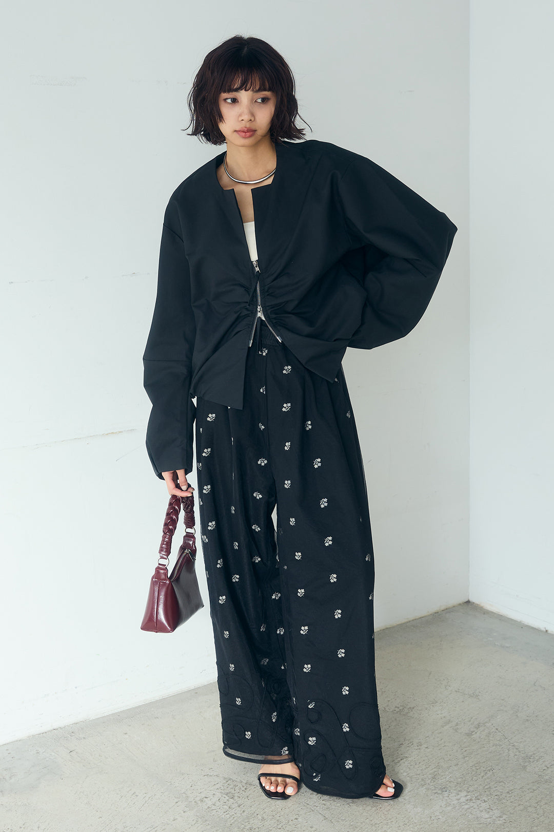 [SET]ノーカラーフロントギャザージップアウター+花柄刺繍ツイルタックパンツ+ニュアンスウェーブ刺繍シアーチュールパンツ(3set)