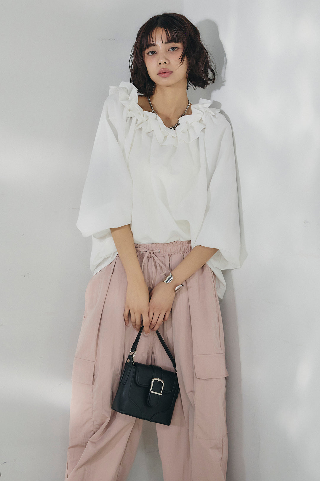 [SET]ネックフリルデザインブラウス+撥水ジョガーパンツ(2set)