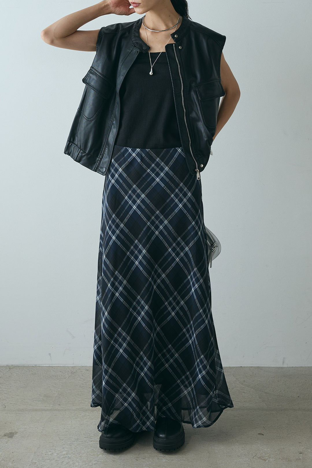 [SET]バンドカラーフェイクレザーベスト+マルチ柄シアースカート(2set)