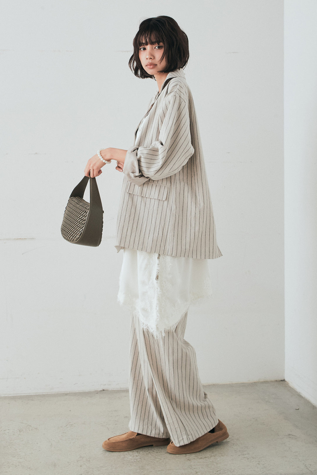 [SET]リネンライクストライプテーラードジャケット+リネンライクストライプタックイージーパンツ+サテンレースアシメキャミ(3set)