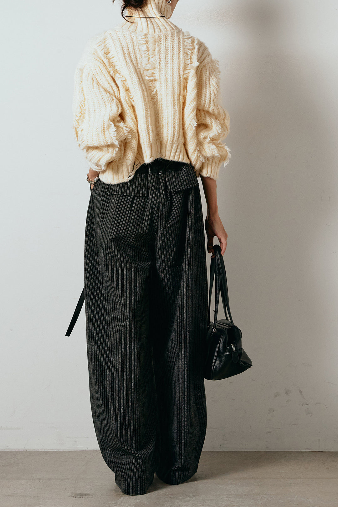 [SET]フリンジタートルショートニット+レザーライク配色ストライプパンツ(2set)