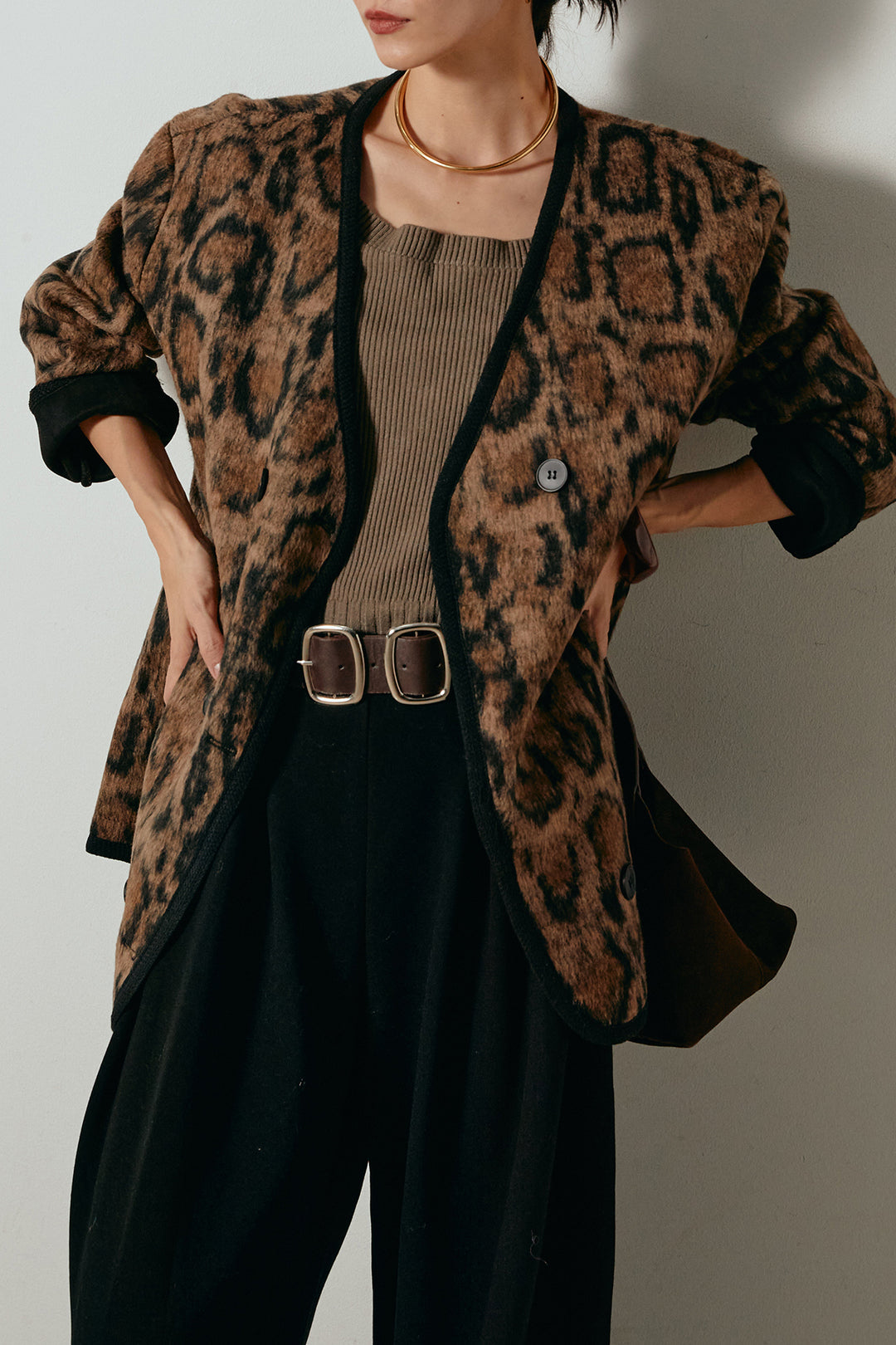[SET]ノーカラーレオパード柄アウター+フェイクレザー太ベルト付きタックワイドパンツ(2set)
