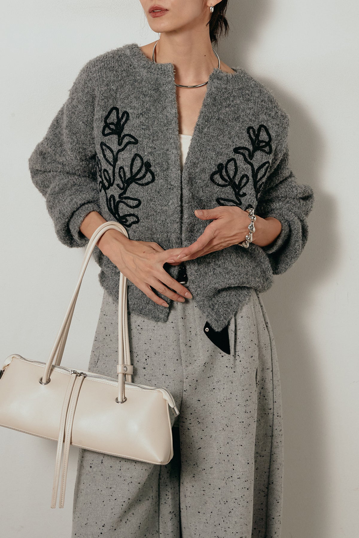 美品★23AW リースの材料 刺繍 カーディガン グレー l'atelier du savon（アトリエドサボン）の「ネパールハンドニット