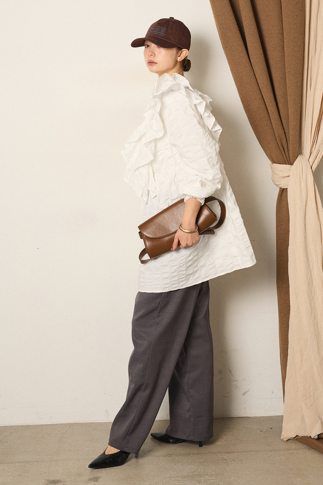 [SET]Vネックフリルカラーブラウス+ツイルスプリングカラータックパンツ+ストレッチレースクルーネックインナー(3set)