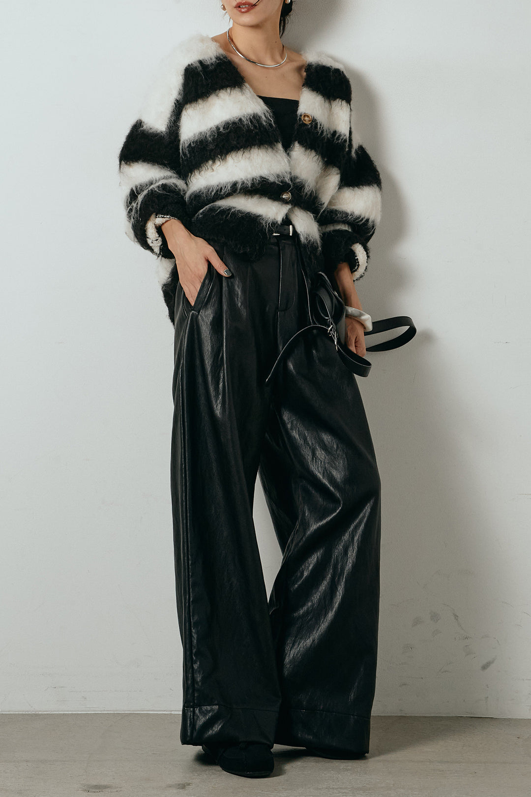 [SET]シャギーボーダー柄ニットカーディガン+ベルト付きレザーライクタックパンツ(2set)