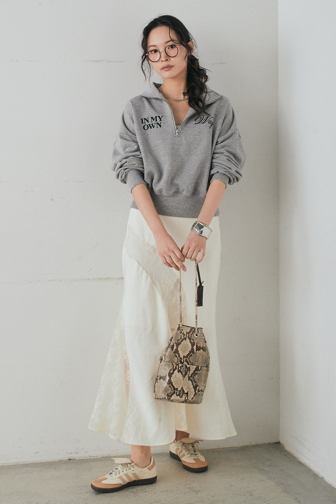 [SET]裏毛ロゴ刺繍ハーフZIPスウェット+刺繍レースデザインサテンスカート(2set)