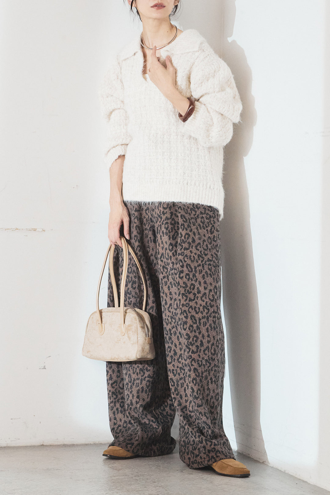 [SET]襟付きVネックニットトップス+リラックスレオパード柄ワイドパンツ(2set)