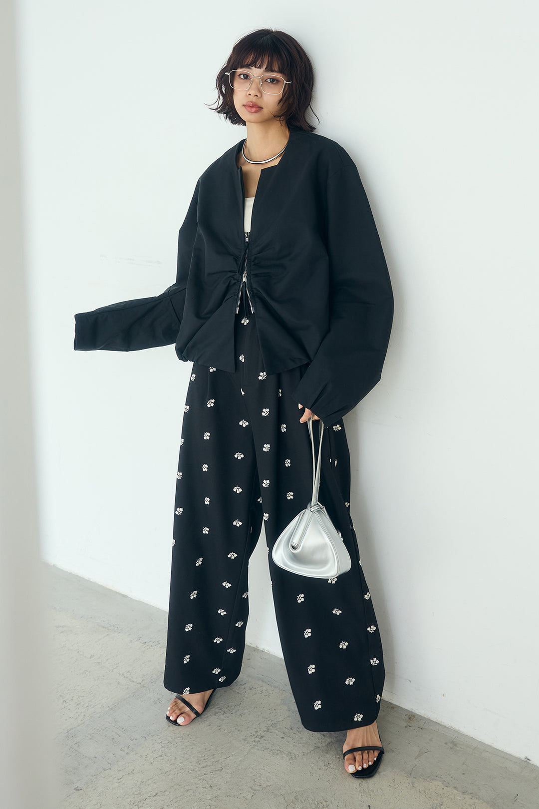 [SET]ノーカラーフロントギャザージップアウター+花柄刺繍ツイルタックパンツ(2set)