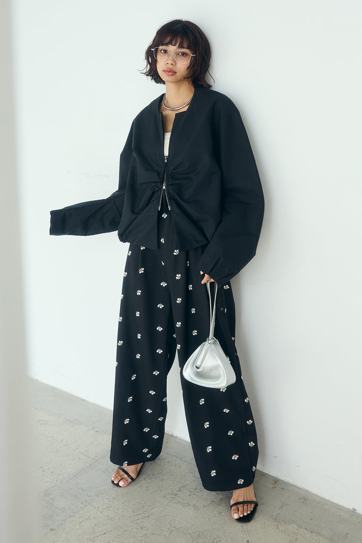 [SET]ノーカラーフロントギャザージップアウター+花柄刺繍ツイルタックパンツ(2set)