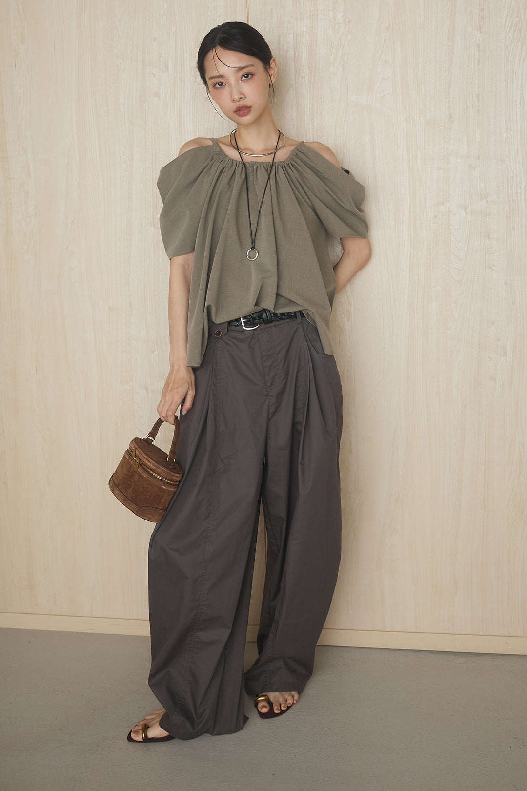 [SET]オフショルダードレープギャザーブラウス+メッシュベルト付ポケットサイドタックワイドパンツ(2set)