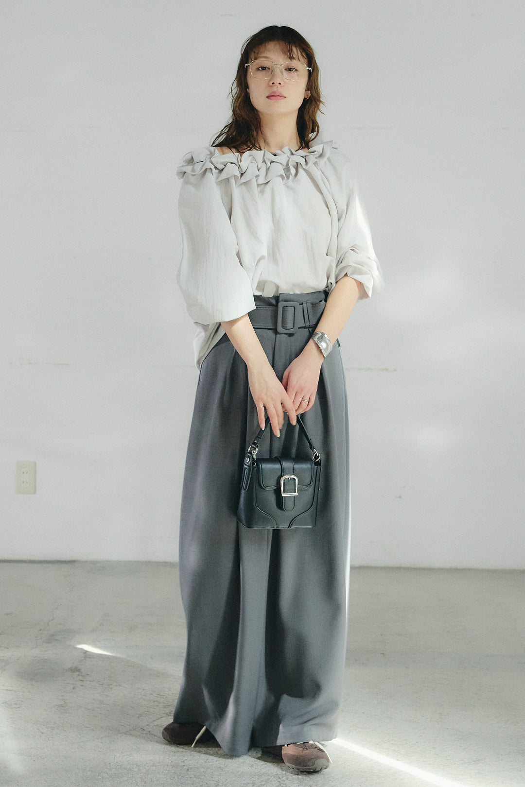 [SET]ネックフリルデザインブラウス+ベルト付きツータックワイドパンツ(2set)