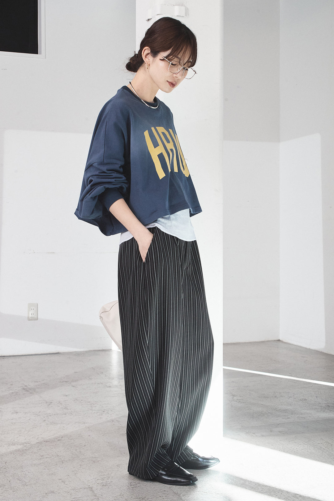 [SET]ビッグロゴHRU袖ボリュームトップス+リブシアークルーネック長袖トップス+ヘリンボーンストライプツータックパンツ(3set)