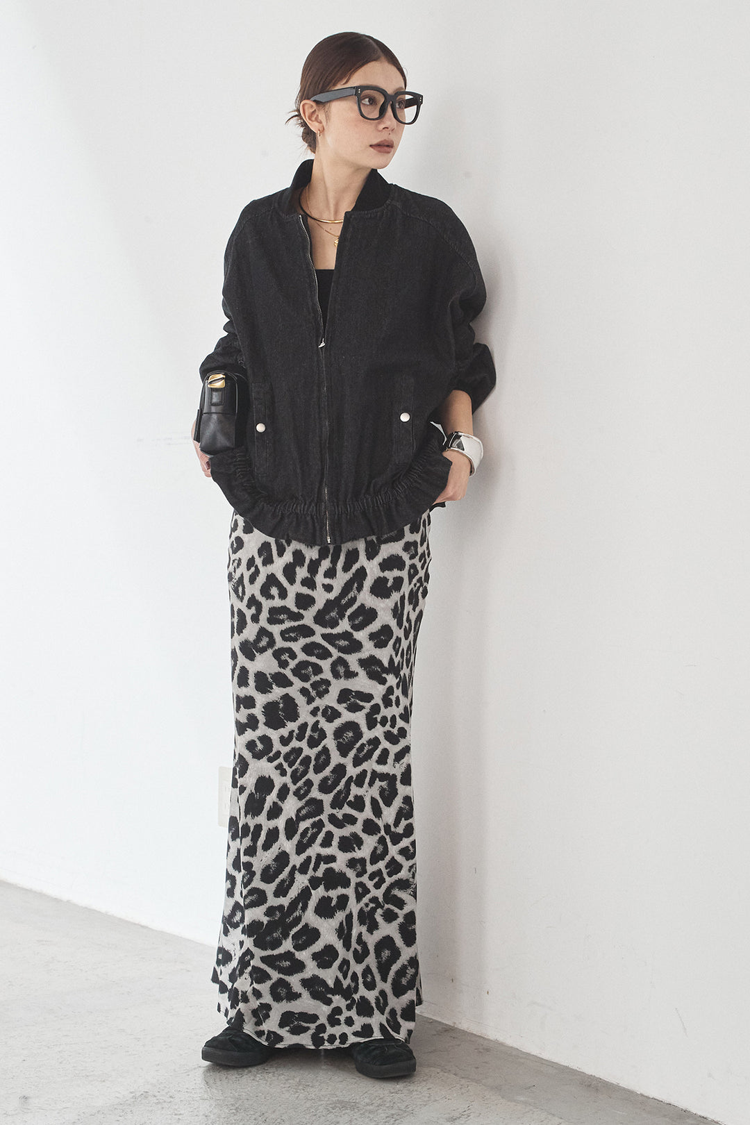 [SET]袖シャーリング裾フリルデニムブルゾン+レオパードサテンナロースカート(2set)