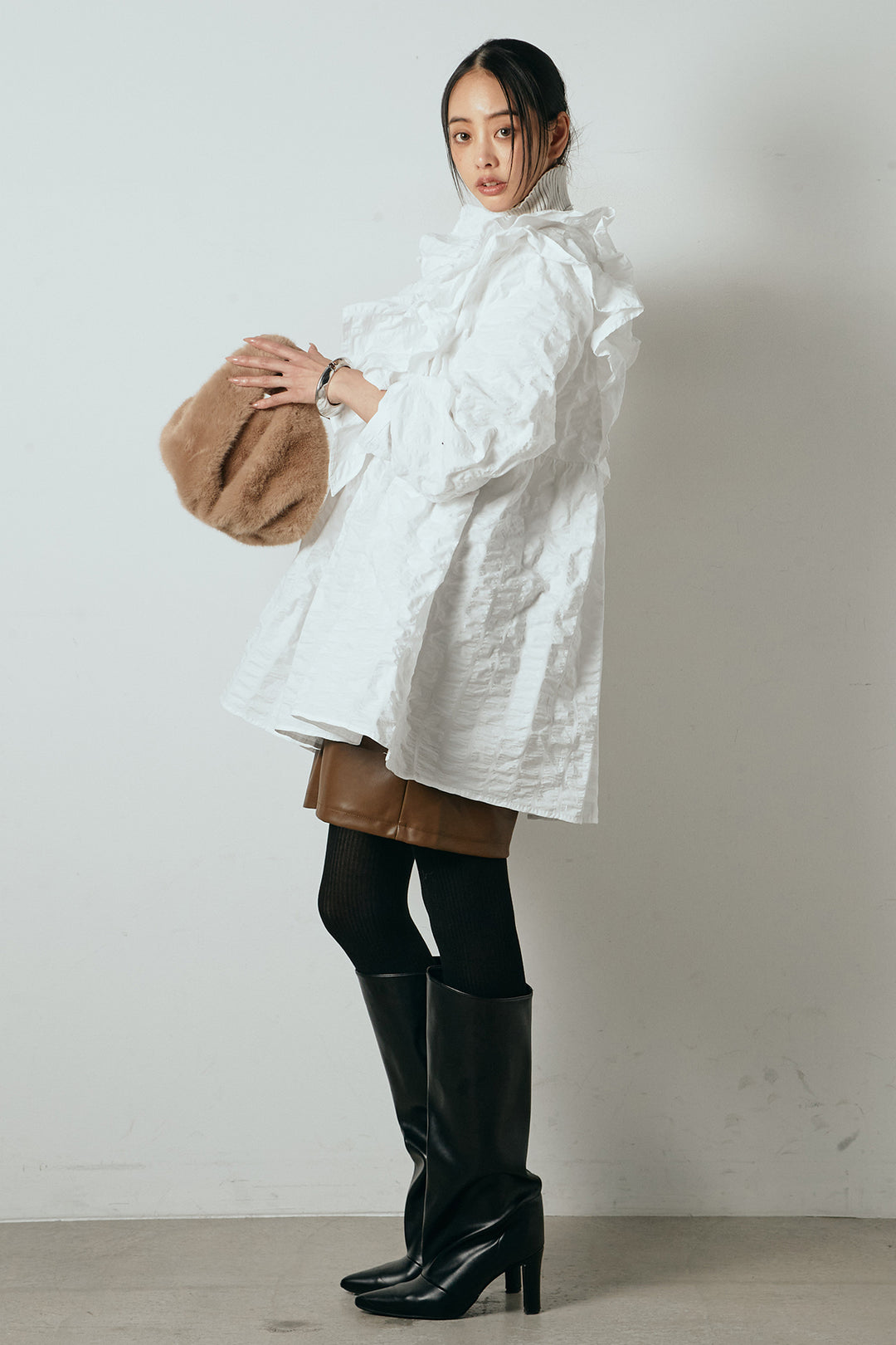 [SET]Vネックフリルカラーブラウス+ストレッチエコレザーバミューダパンツ(2set)