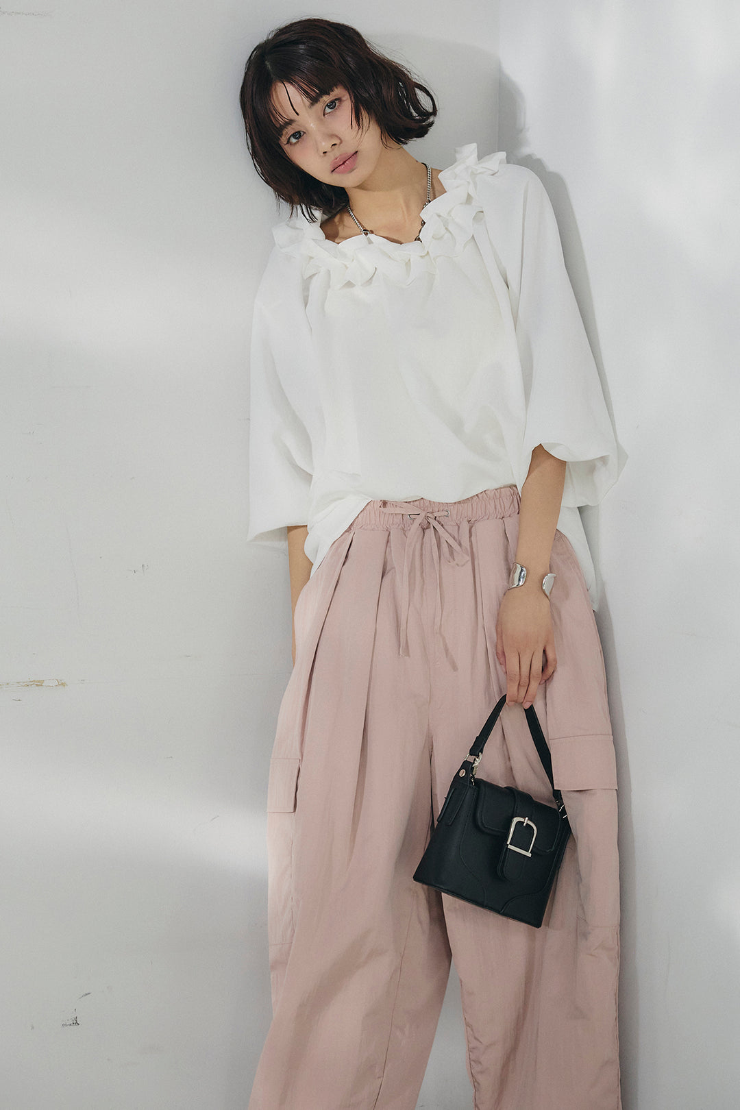 [SET]ネックフリルデザインブラウス+撥水ジョガーパンツ(2set)