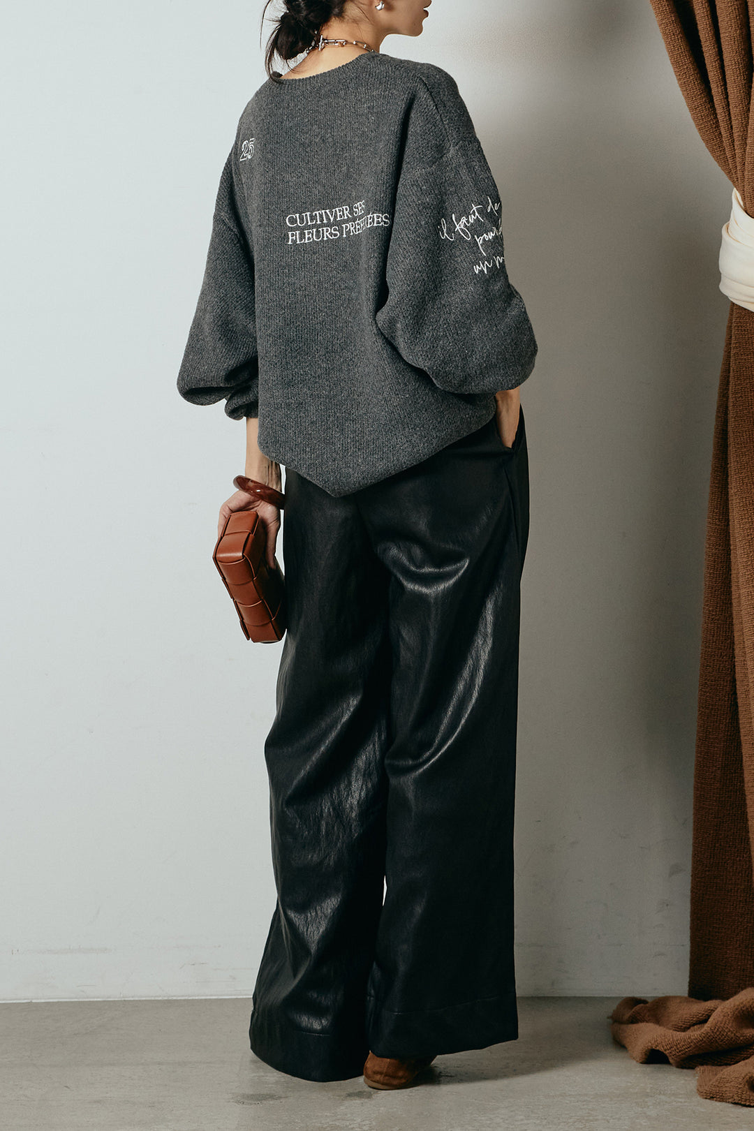 [SET]刺繍ロゴランダムデザインニットトップス+ベルト付きレザーライクタックパンツ(2set)