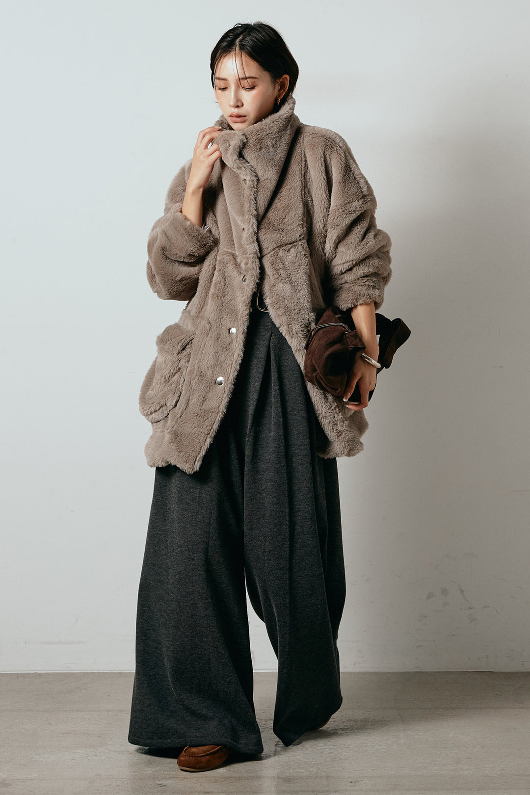 [SET]スタンドネックファーコート+フェイクレザー太ベルト付きタックワイドパンツ(2set)