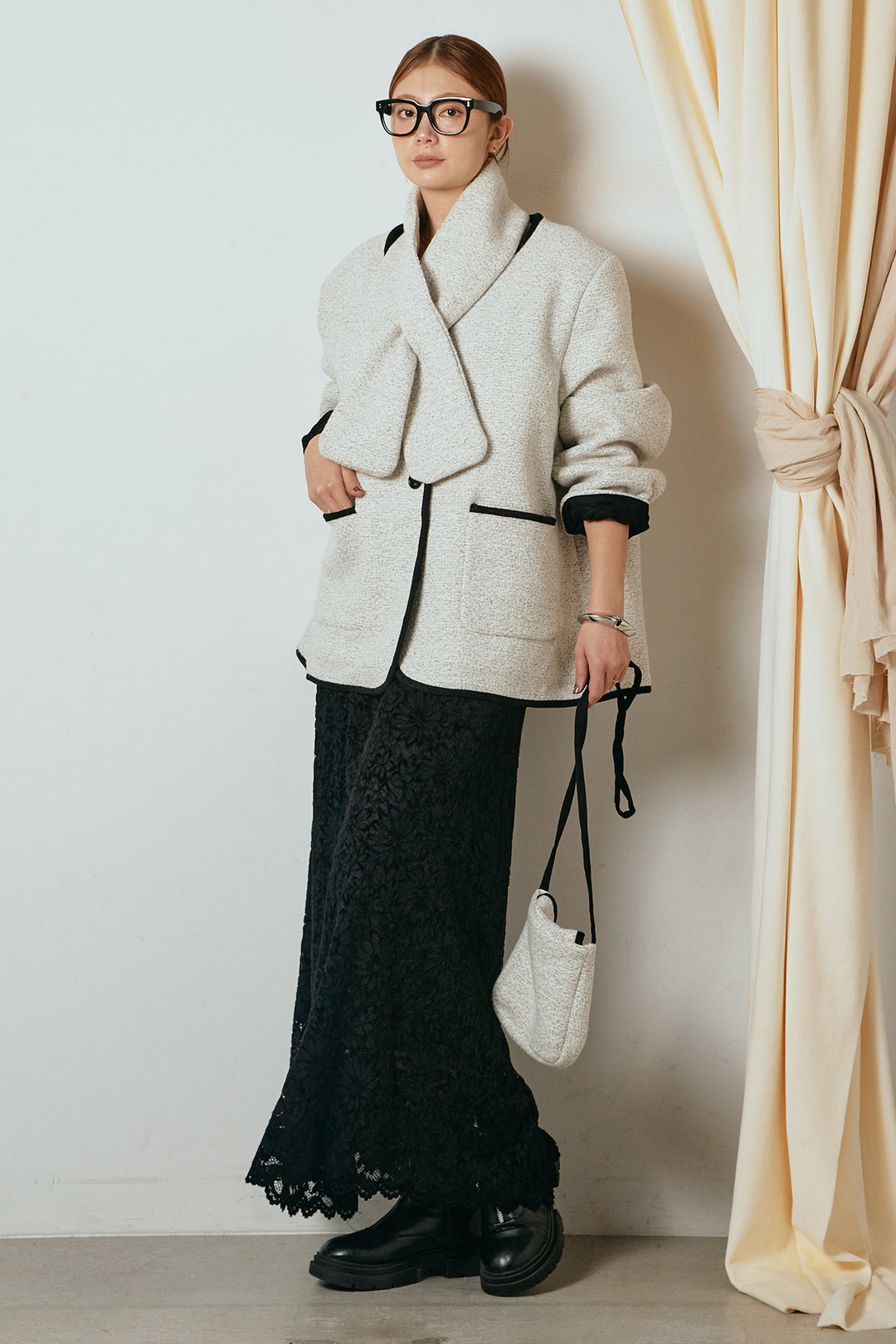 [SET]ノーカラーマフラーバッグ付きアウター+花柄刺繍ベロアフレアスカート(2set)